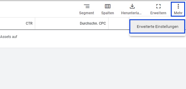 Der Screenshot zeigt, wo du in Google Ads die Einstellungen für automatische Erweiterungen auf Kontoebene aufrufen kannst.